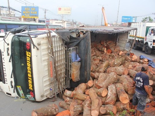 Lật xe chở gỗ, quốc lộ 1A ùn tắc nghiêm trọng