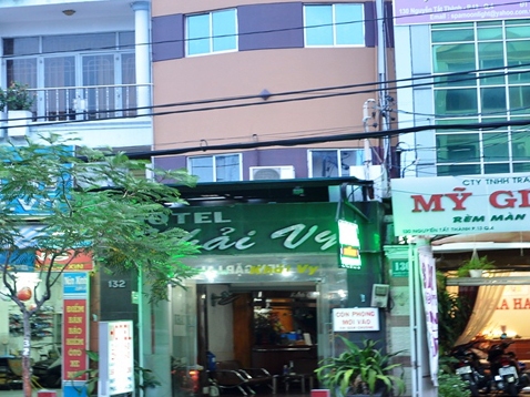 Bị bạn tình đồng tính lột sạch đồ sau khi mây mưa