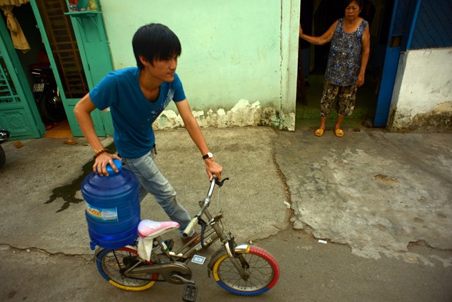 Ngày 2 lượt xách can đi mua nước sạch giữa Sài Gòn