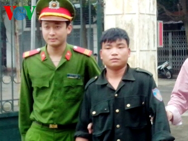 Giả danh Cảnh sát cơ động, xin tiền người đi đường