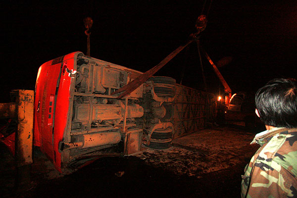 Lật xe giường nằm, 13 người nhập viện