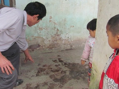 Khởi tố người cha dùng cối đánh chết con gái ba tuổi