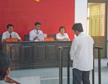 Cán bộ thi hành án đòi hối lộ