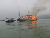 Tàu du lịch bốc cháy trên vịnh Hạ Long