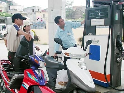 Giá dầu đồng loạt giảm, giữ nguyên giá xăng