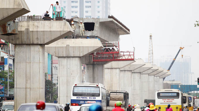 Tuyến đường sắt trên cao Hà Đông - Cát Linh (Hà Nội) hiện đang thi công cũng do doanh nghiệp Trung Quốc trúng thầu