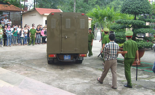 Đòi nợ bằng luật rừng