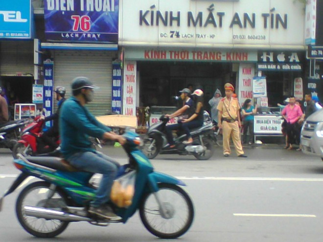 Thanh niên chết trên xe máy giữa phố với vết chích ở cổ tay