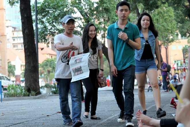 Dùng bộ đàm bán cà phê bệt ở công viên, thu 2 triệu mỗi ngày