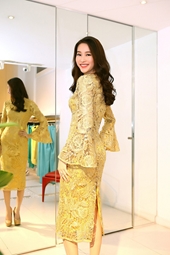 Đỗ Mạnh Cường ân cần sửa váy cho Hoa hậu Đặng Thu Thảo