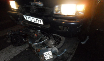 Mô tô và ô tô đụng nhau 1 người bị thương nặng