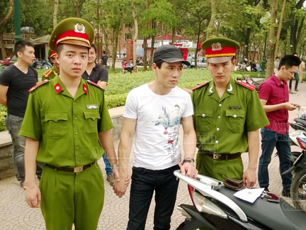 Chạy chốt 141, người đàn ông xăm trổ bị bắt tại chỗ