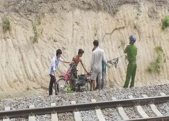 Bị tàu hỏa đâm trên đường đi xin việc