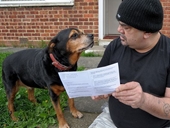 Kì lạ chú chó được mời đi bỏ phiếu quốc hội