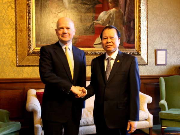  Phó Thủ tướng Vũ Văn Ninh (phải) và Ngoại trưởng Anh William Hague. (Nguồn: TTXVN)