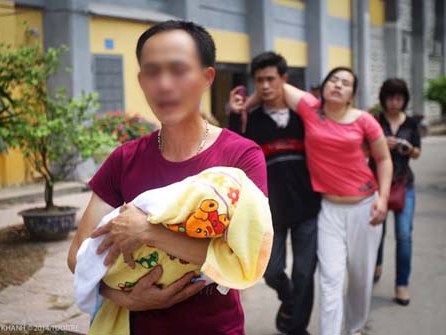 Rơi lệ về bức ảnh bé 9 tháng tuổi tử vong vì sởi