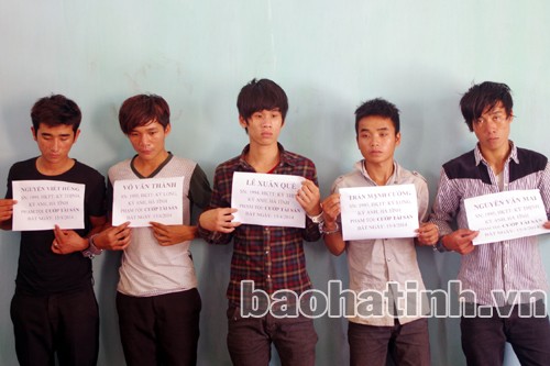 Thiếu tiền tiêu, rủ nhau ra đường  cướp