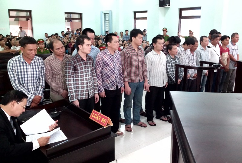 Băng lừa đảo bằng Iphone giả ra tòa lãnh án