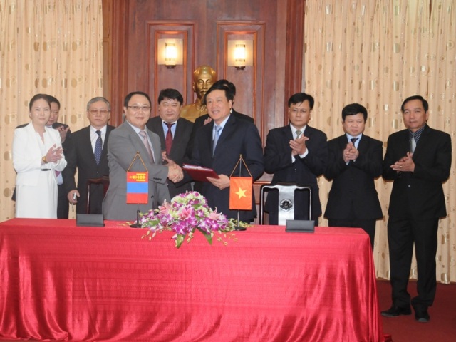 Viện trưởng VKSNDTC Nguyễn Hòa Bình và Viện trưởng Viện kiểm sát Mông Cổ Dorligjav Dambi ký Thỏa thuận hợp tác.