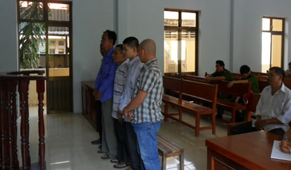 Xét xử 5 đối tượng về tội đánh bài ăn tiền