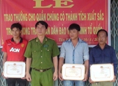 Công an Tây Ninh Khen thưởng quần chúng có thành tích truy bắt kẻ trộm