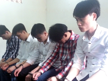 Dùng roi điện cướp 147 000 USD giữa phố Sài Gòn