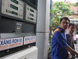 Giá xăng tăng hơn 200 đồng mỗi lít từ 12 giờ trưa nay