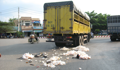Xe tải cán nát mô tô, một người nguy kịch