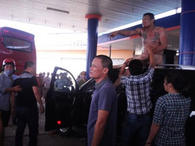 Tài xế khỏa thân trên nóc ôtô, cướp súng công an