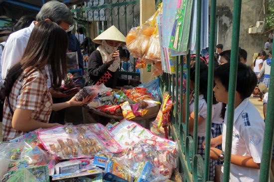 Nguy cơ ngộ độc từ thức ăn hè phố