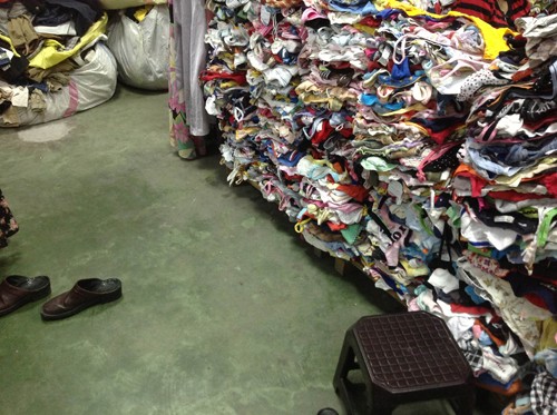Hô biến quần áo mới thành hàng thùng để bán giá cao