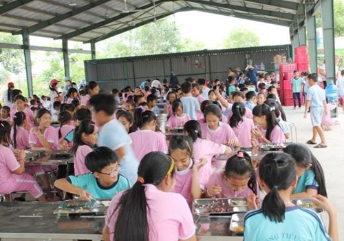 Chờ kết luận ngộ độc , học sinh vẫn ăn thực phẩm VISSAN