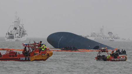 Thợ lặn Hàn Quốc run rẩy vớt các thi thể nạn nhân chìm phà trong vùng nước tối