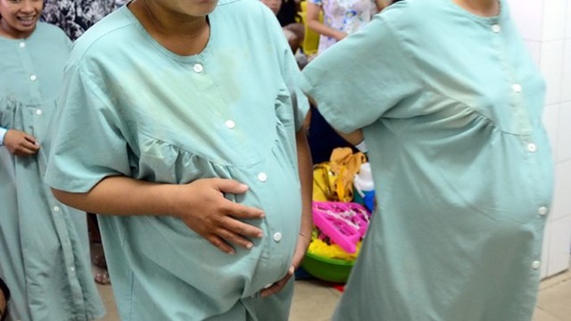 Băn khoăn trường hợp mẹ vợ mang thai hộ con rể