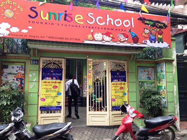 Hà Nội Khóa cổng trường mầm non, giam 14 trẻ hai giờ