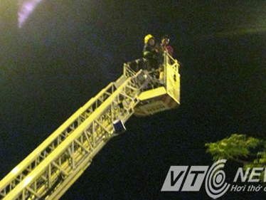 Hàng chục chiến sỹ giải cứu kẻ làm loạn trên nóc khách sạn