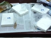 Bắt giữ 2 đối tượng vận chuyển 4 bánh heroin từ Nghệ An ra Hà Nội