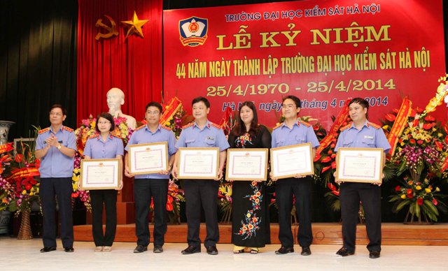 Đồng chí Lê Hữu Thể, Phó Viện trưởng VKSNDTC trao Bằng khen của Viện trưởng VKSNDTC cho các cá nhân có thành tích trong việc thành lập Trường ĐHKS Hà Nội 