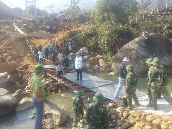 Cầu tạm Chu Va 6 bị lũ cuốn trôi, hàng trăm người bị cô lập