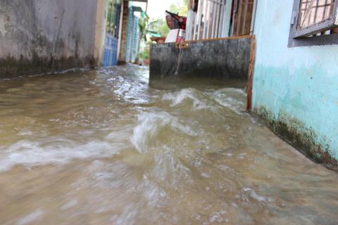 Tràn bờ đê, người dân Sài Gòn bì bõm tát nước