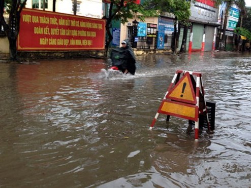Chi hàng nghìn tỷ đồng, Hà Nội vẫn lội khi mưa