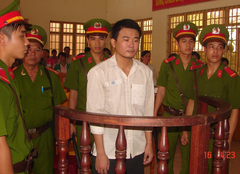 Cuồng ghen chém vợ, lãnh án tù