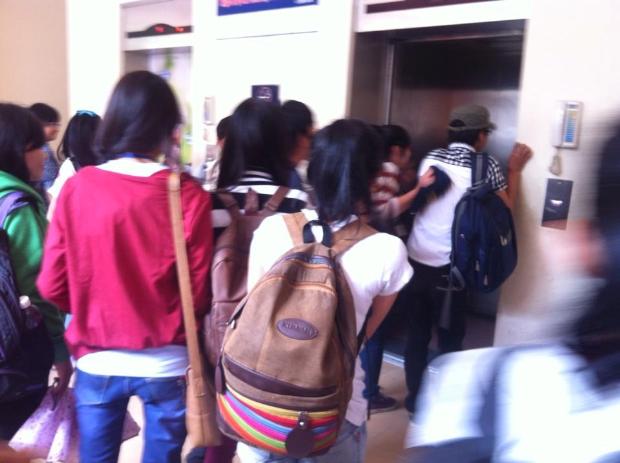 Câu truyện thang máy muôn thuở của người Việt