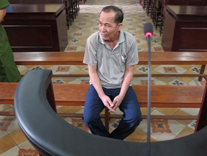 Tạt axit vào người vợ cũ vì… ghen tuông