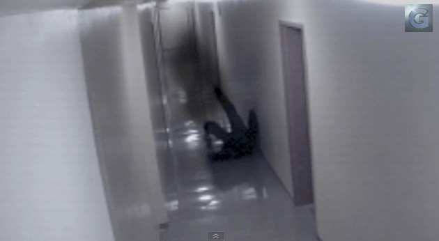 Cảnh người đàn ông bị ma tấn công và kéo lôi ở hành lang