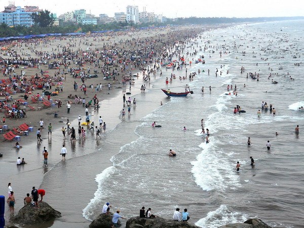 Bãi biển Sầm Sơn đông kín du khách đến nghỉ mát trong những ngày đầu hè 2011. (Ảnh: Đình Huệ/TTXVN)