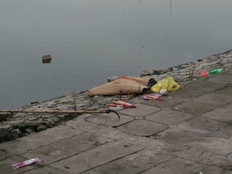 Phát hiện một thi thể người đàn ông trên hồ Giảng Võ