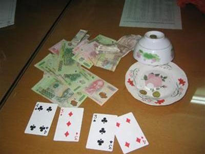 Bắt 5 đối tượng vào trường học đánh bạc