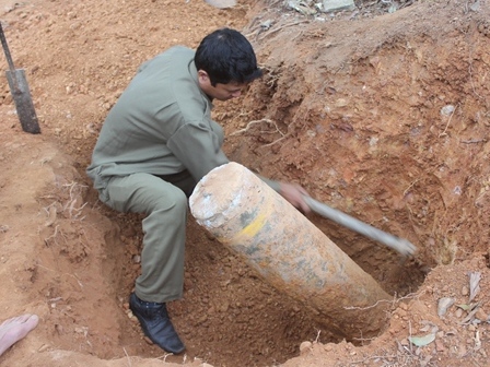 Mở đường lên chùa, phát hiện quả bom 125kg