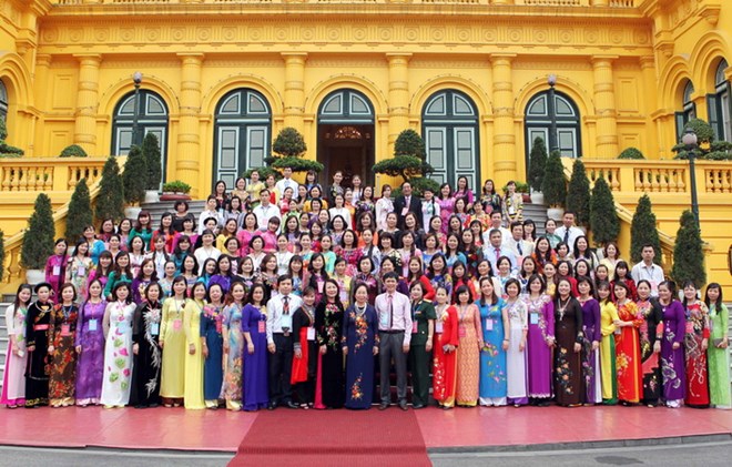 Phó Chủ tịch nước Nguyễn Thị Doan chụp ảnh chung với đoàn đại biểu giáo viên dạy giỏi cấp mầm non tiêu biểu toàn quốc. (Ảnh: An Đăng/TTXVN)